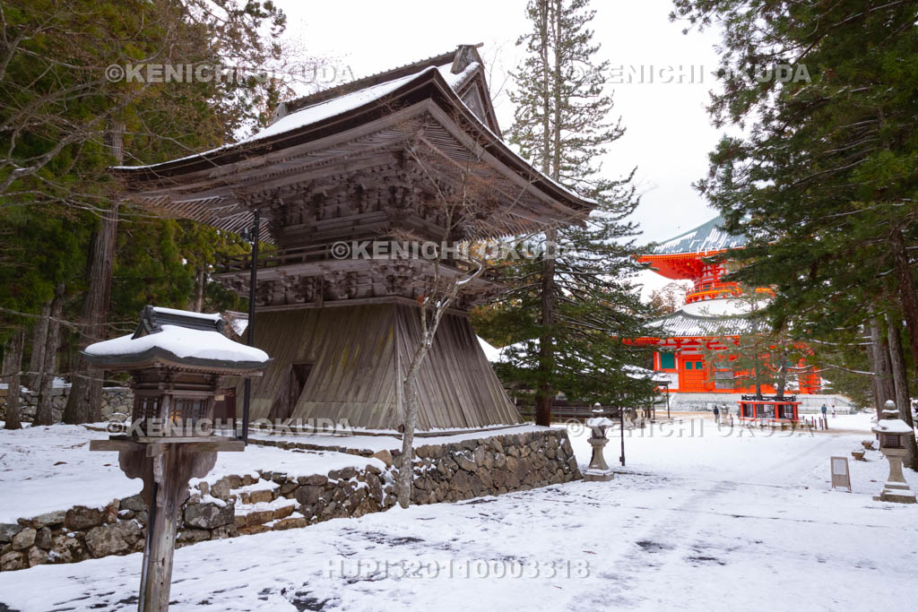 和歌山県 雪の高野山 壇上伽藍 鐘楼と根本大塔