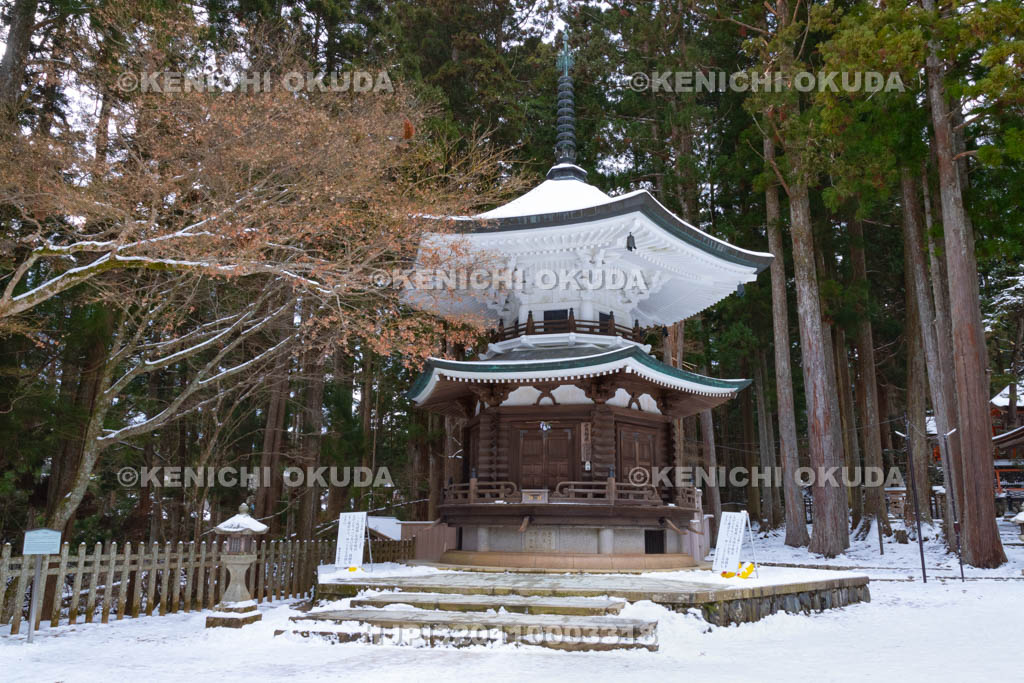 和歌山県　雪の高野山　壇上伽藍の六角経蔵