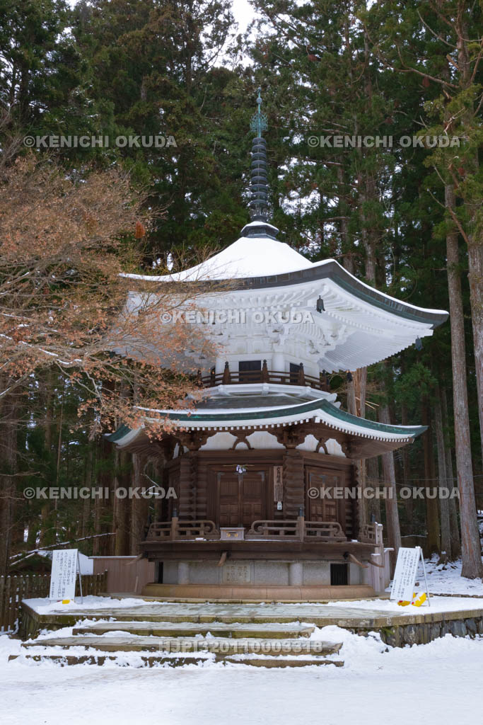 和歌山県　雪の高野山　壇上伽藍の六角経蔵