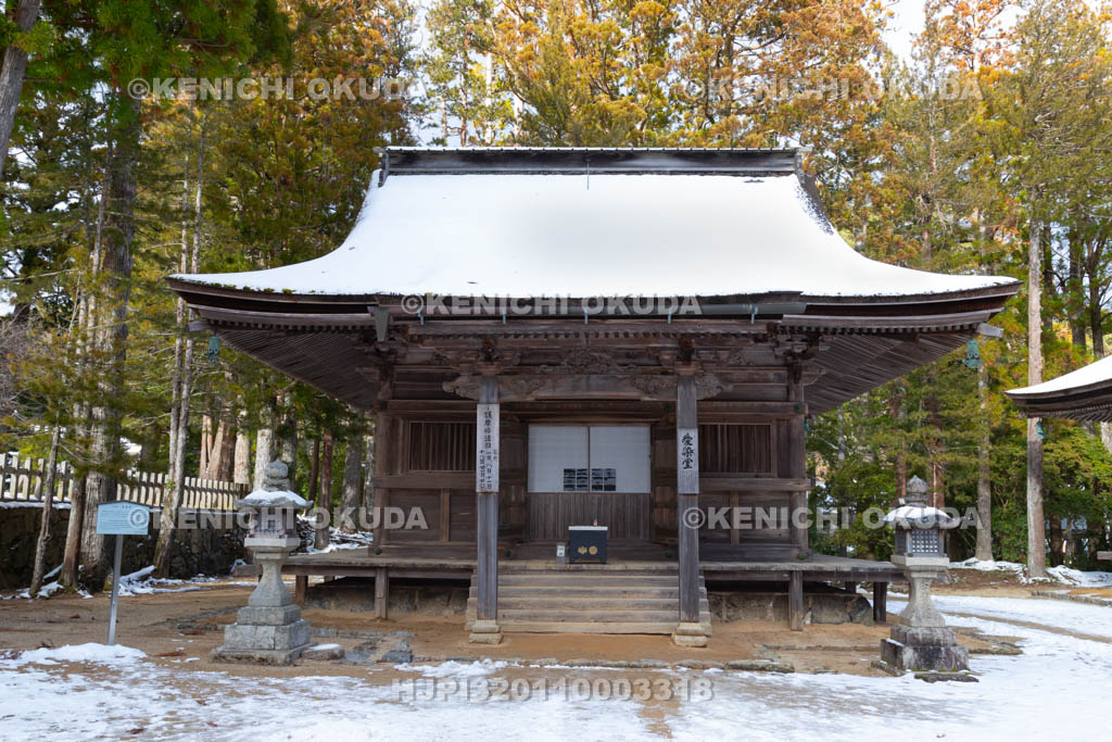 和歌山県　雪の高野山　壇上伽藍の愛染堂