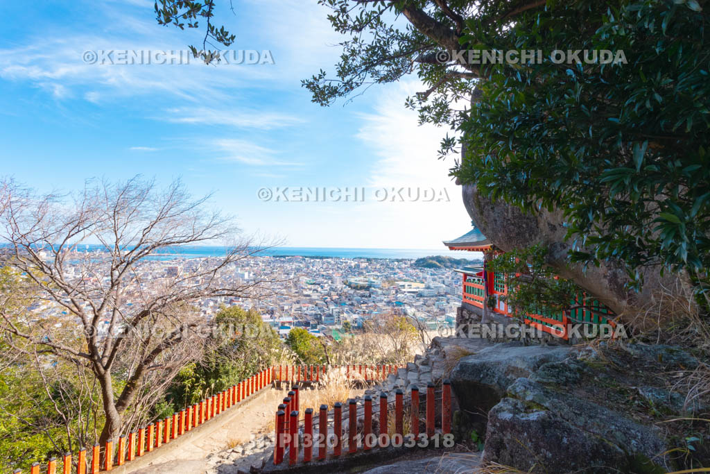 和歌山県　神倉神社　ゴトビキ岩と新宮市の街並み