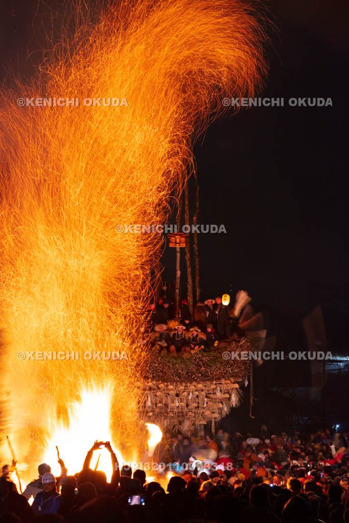 長野県　野沢温泉の道祖神祭り