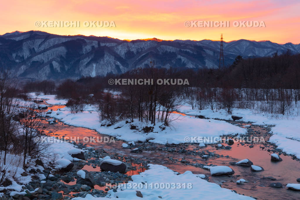 長野県　白馬大橋から望む日の出前の松川他