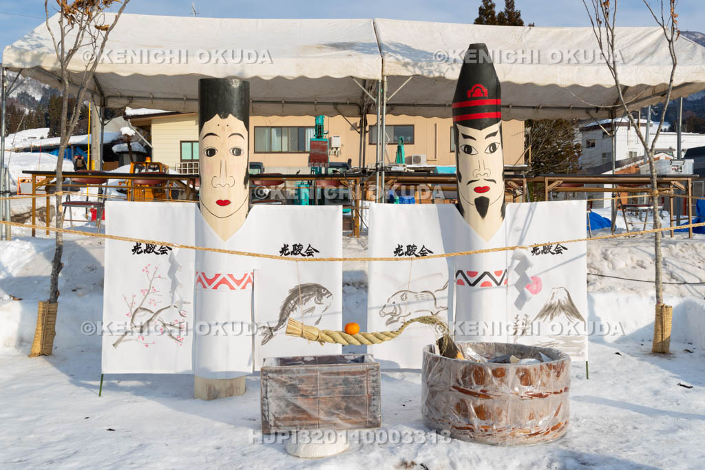 長野県　野沢温泉の道祖神祭り　木製夫婦道祖神