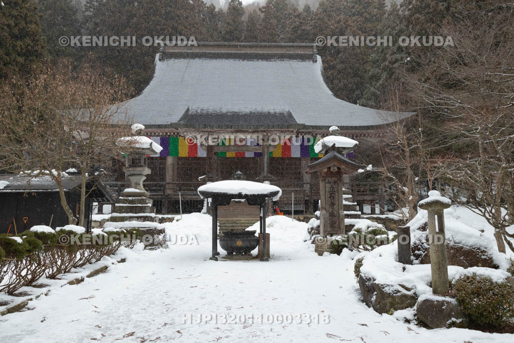 山形県　雪の山寺　根本中堂