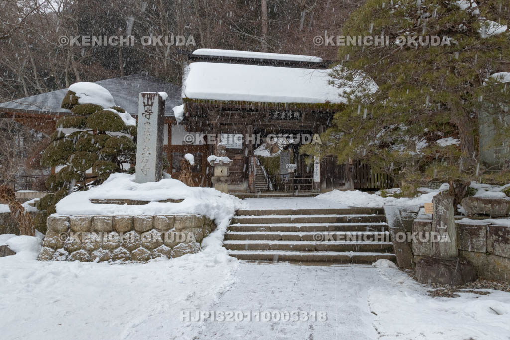 山形県　雪の山寺　山門