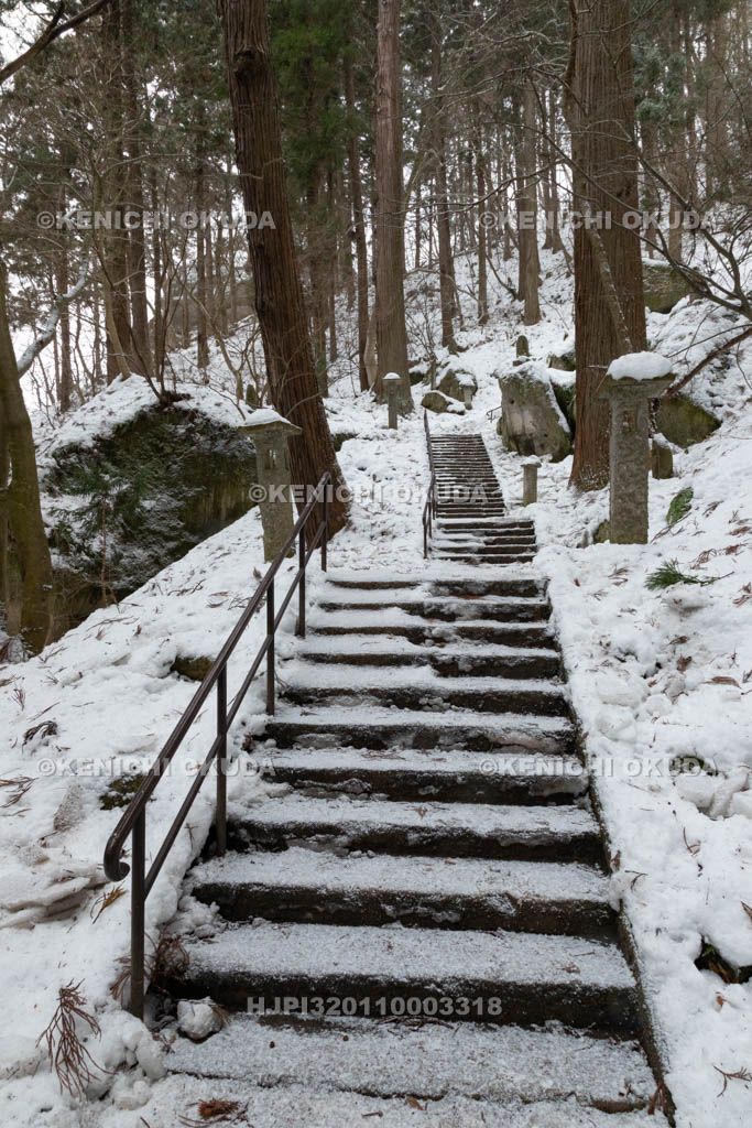 山形県　雪の山寺　参道