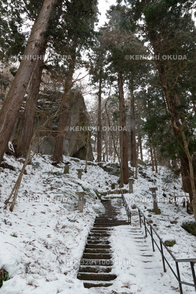 山形県　雪の山寺　参道
