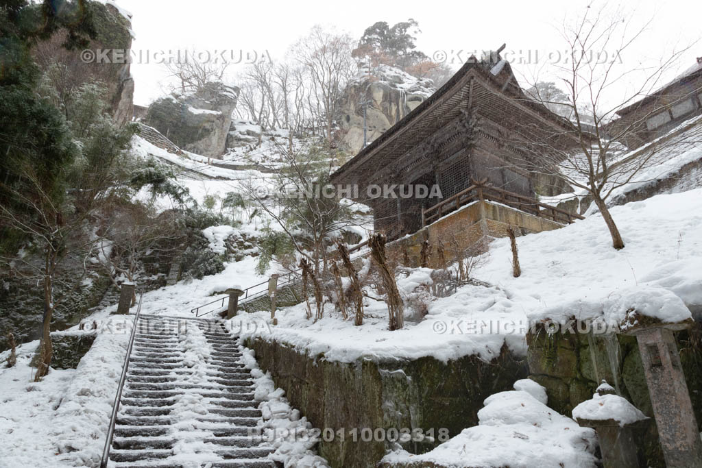 山形県　雪の山寺　仁王門