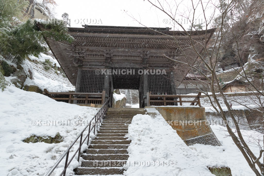 山形県　雪の山寺　仁王門