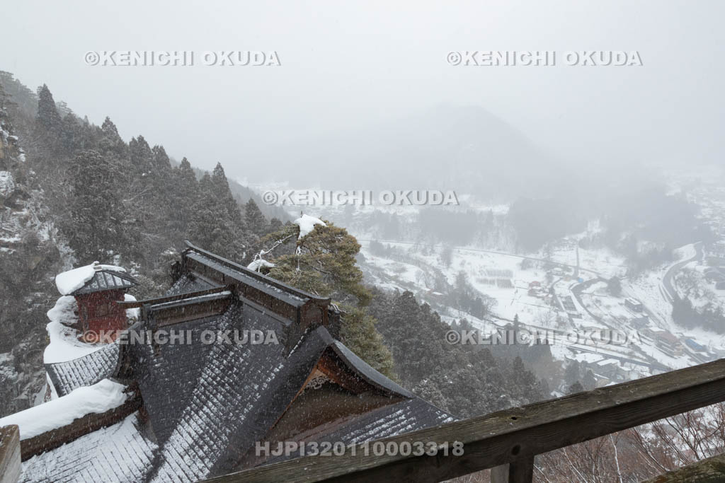 山形県　雪の山寺　五大堂から望む納経堂他