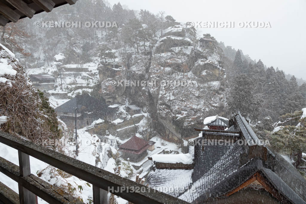 山形県　雪の山寺　五大堂から望む開山堂他
