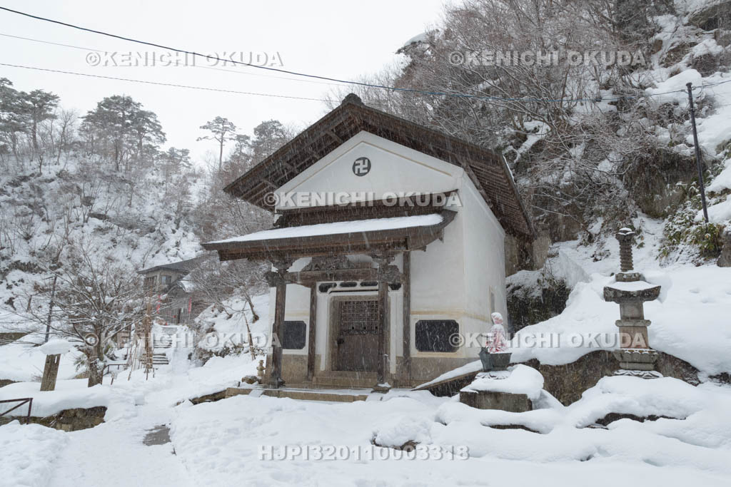 山形県　雪の山寺　一切経蔵