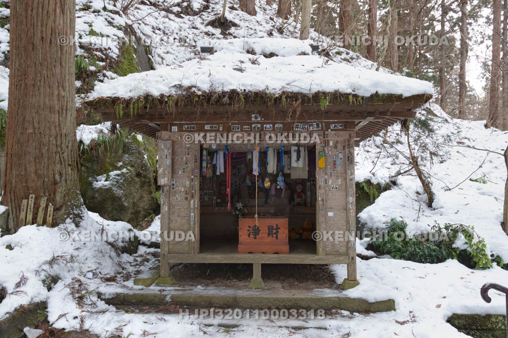 山形県　雪の山寺　姥堂