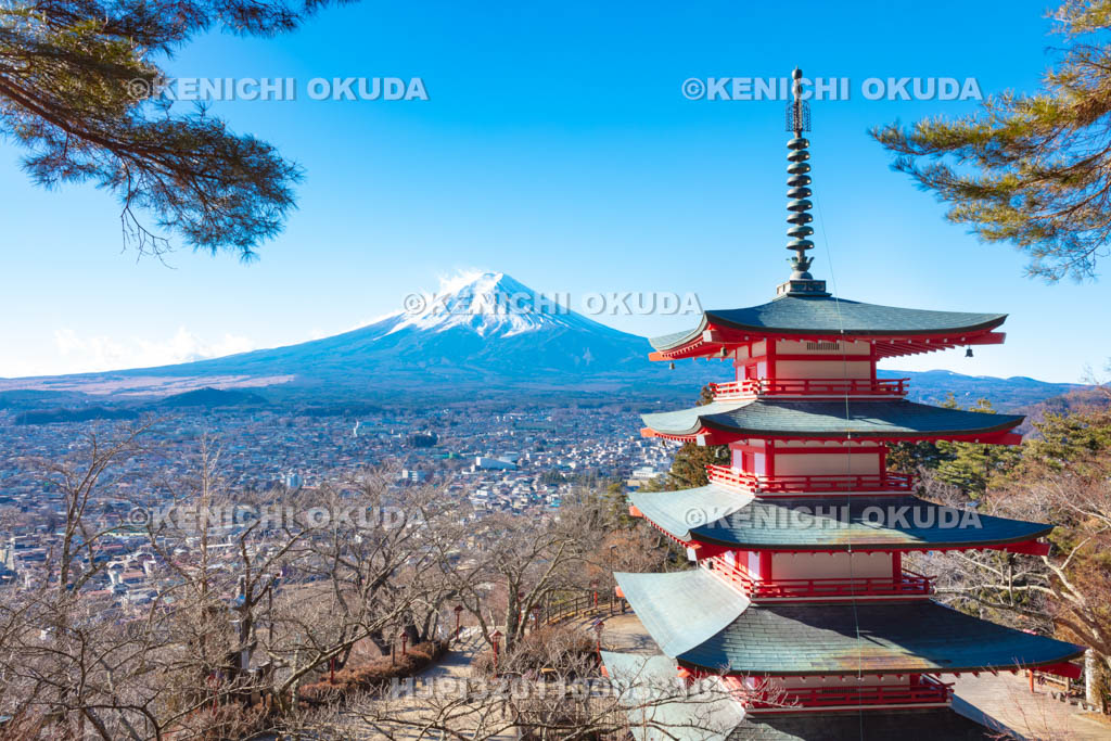 山梨県　新倉山浅間公園　忠霊塔と富士山