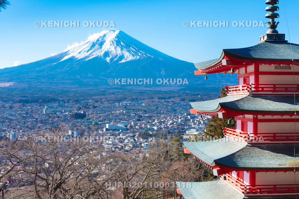 山梨県　新倉山浅間公園　忠霊塔と富士山