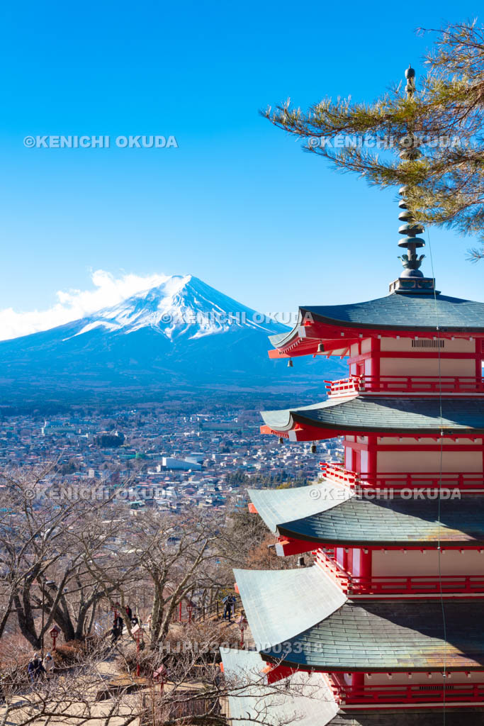山梨県　新倉山浅間公園　忠霊塔と富士山