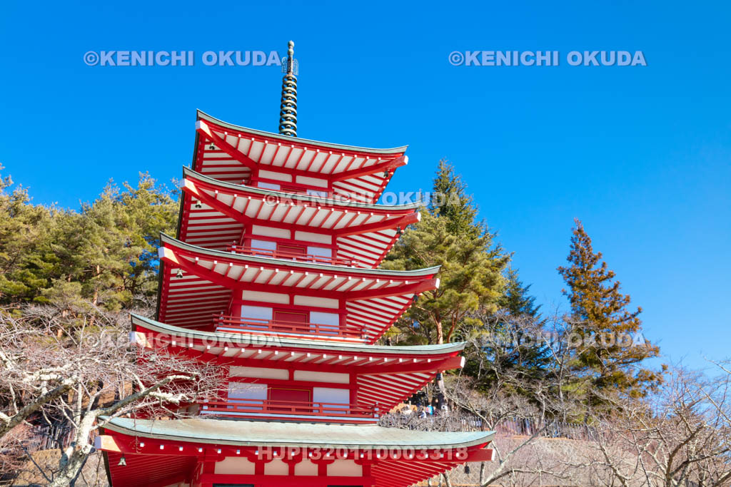山梨県　新倉山浅間公園の忠霊塔