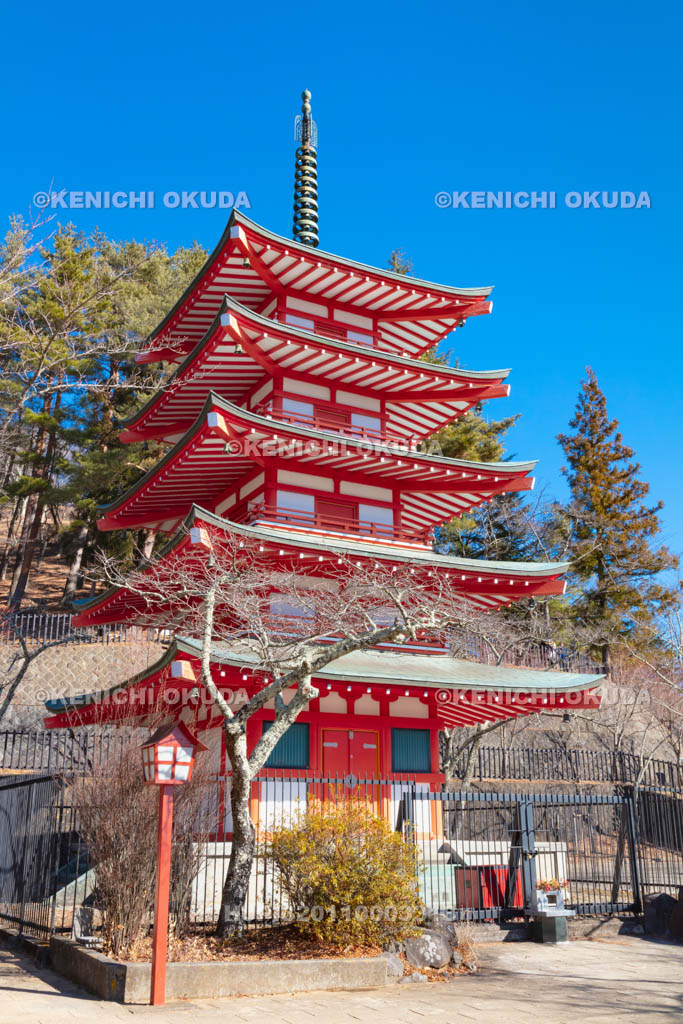 山梨県　新倉山浅間公園の忠霊塔
