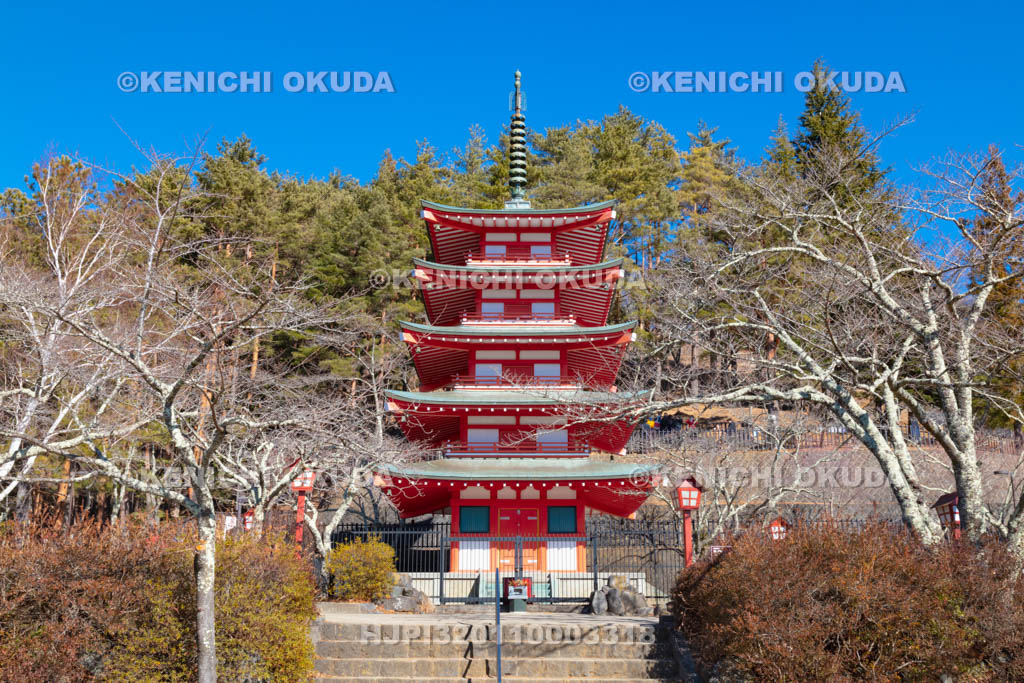 山梨県　新倉山浅間公園の忠霊塔