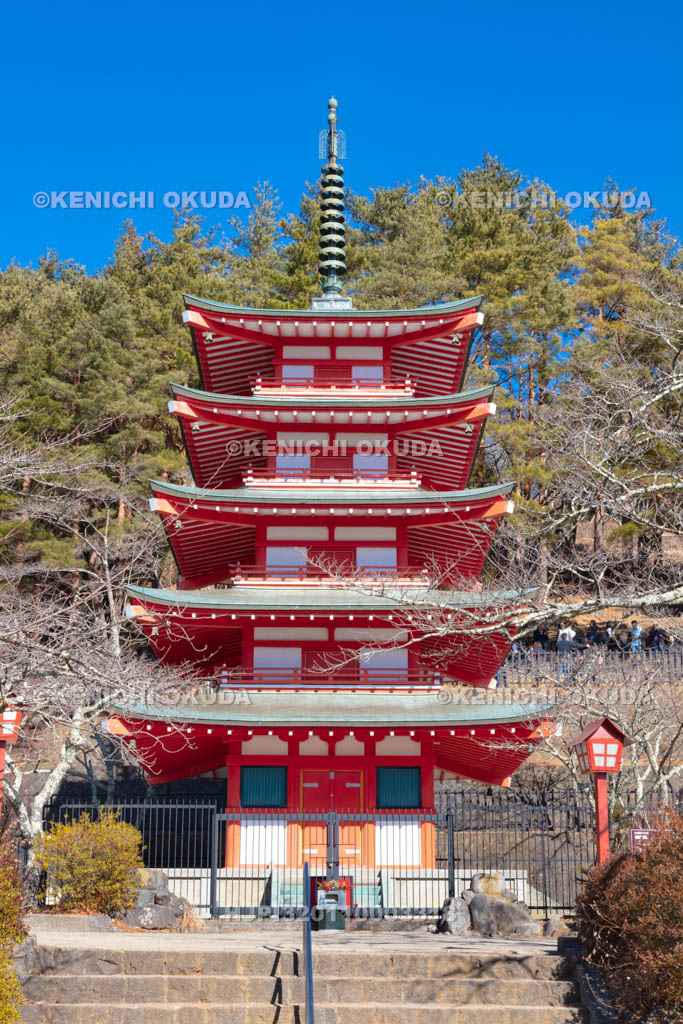 山梨県　新倉山浅間公園の忠霊塔