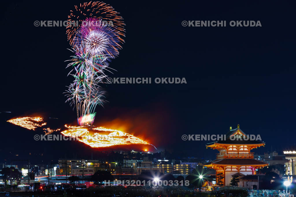 奈良県　若草山の山焼きと花火