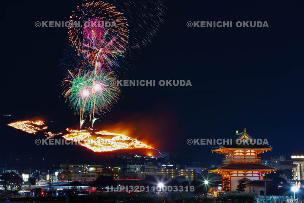 奈良県　若草山の山焼きと花火