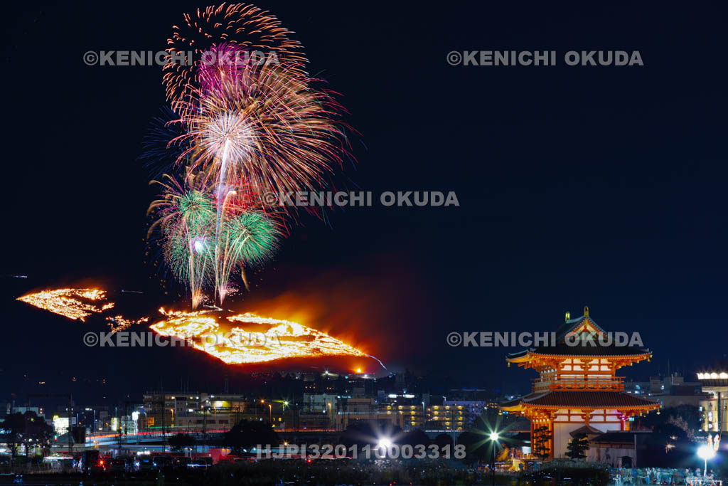 奈良県　若草山の山焼きと花火