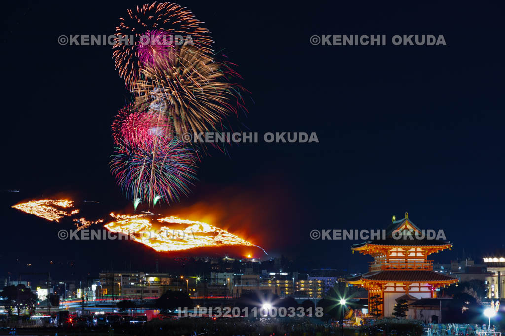 奈良県　若草山の山焼きと花火