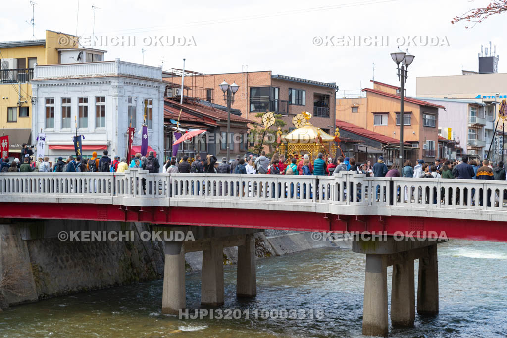 岐阜県　春の高山祭　巡幸行列と枡形橋