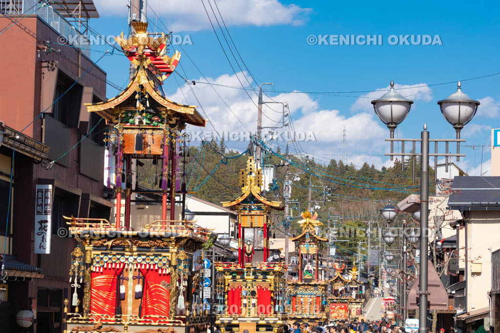 岐阜県　春の高山祭　さんまち通りの曳き揃え　
