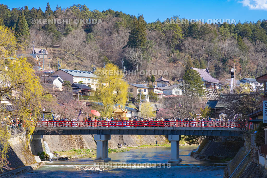 岐阜県　春の高山祭　神輿と中橋　