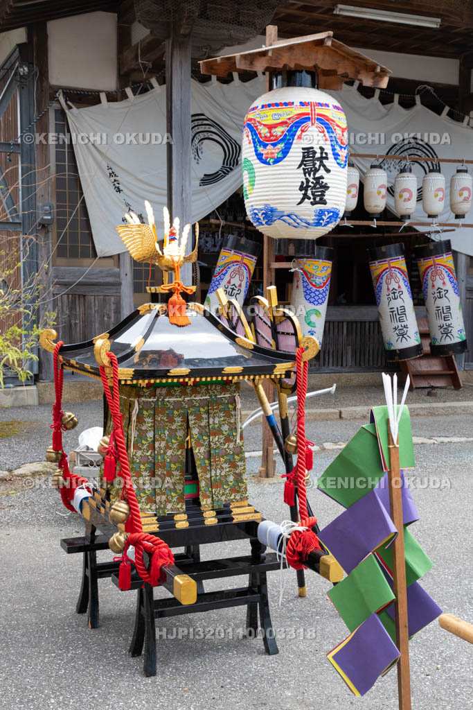 滋賀県　鍋冠祭　御旅所の神輿