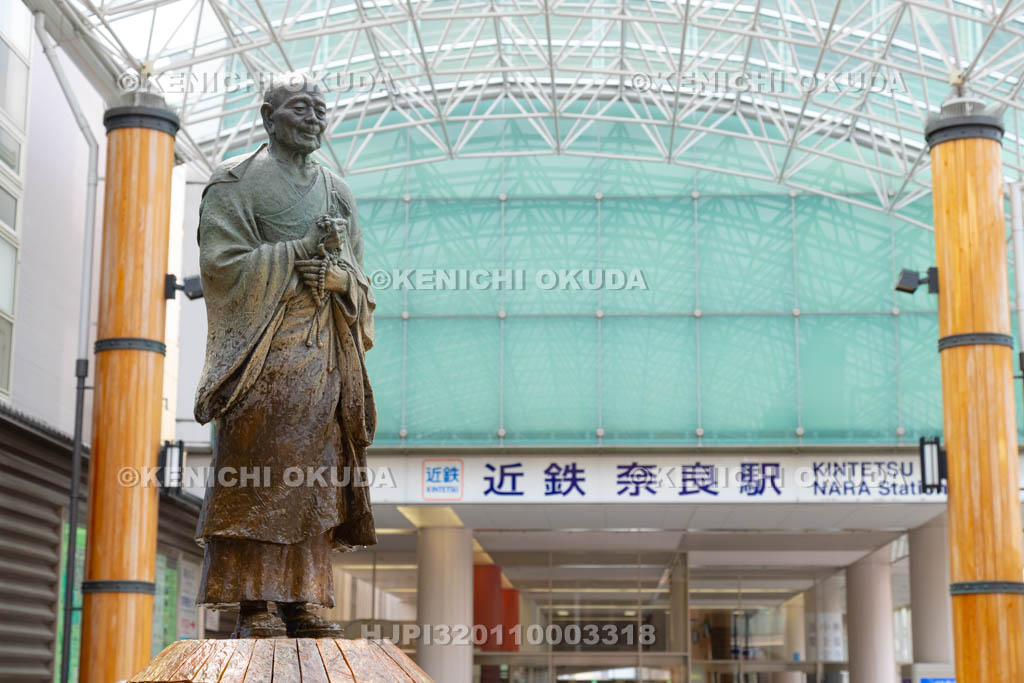 奈良県 近鉄奈良駅前の行基菩薩像