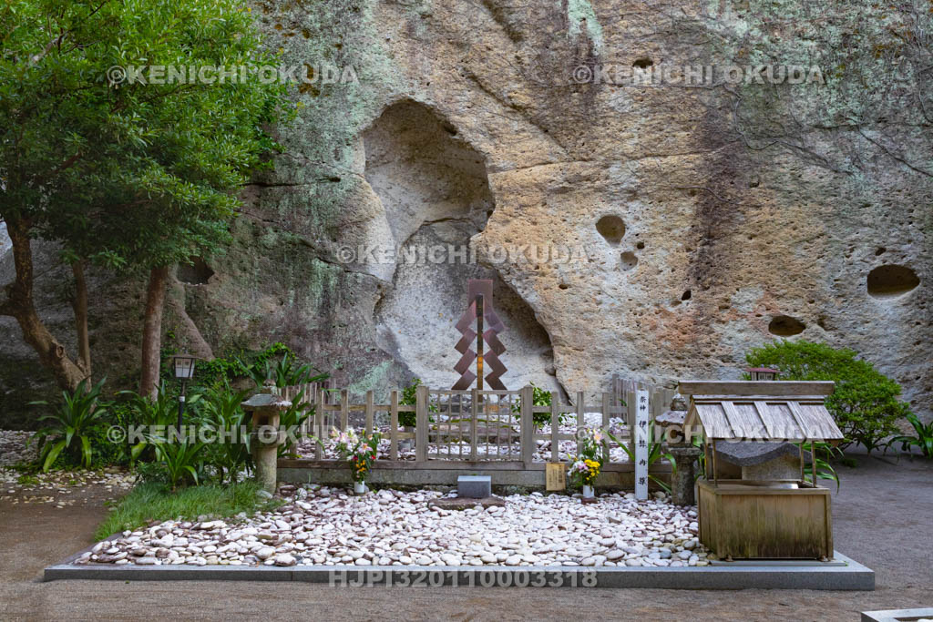 三重県　花の窟神社　祭神の伊弉冉尊