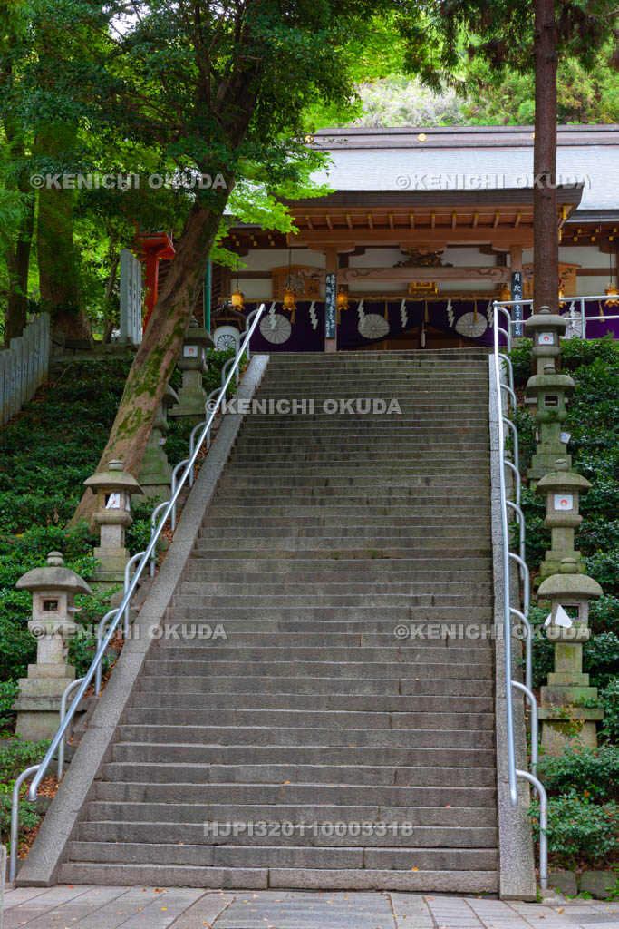 大阪府　枚岡神社　参道と拝殿