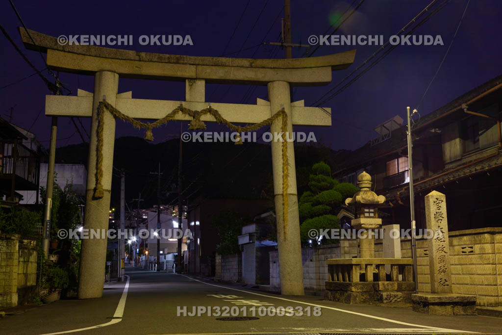 大阪府　夜の枚岡神社　一の鳥居