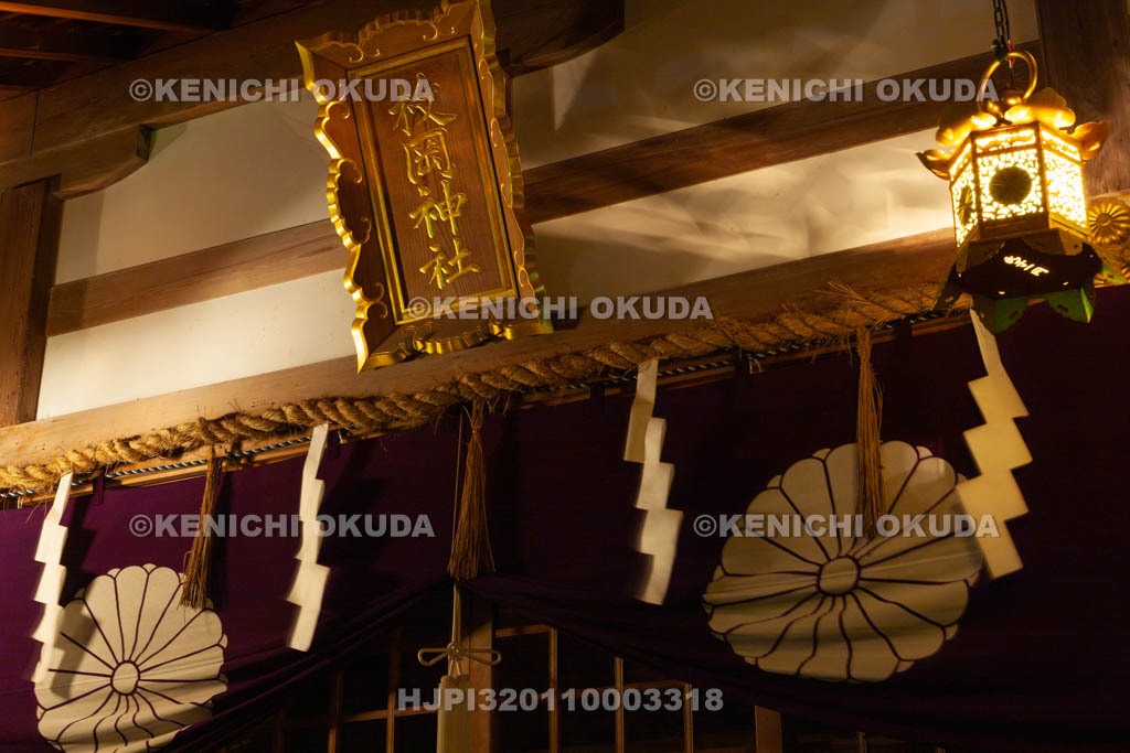 大阪府　夜の枚岡神社　拝殿