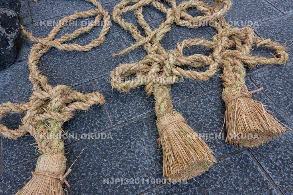 大阪府　枚岡神社　注連縄掛神事（お笑い神事）