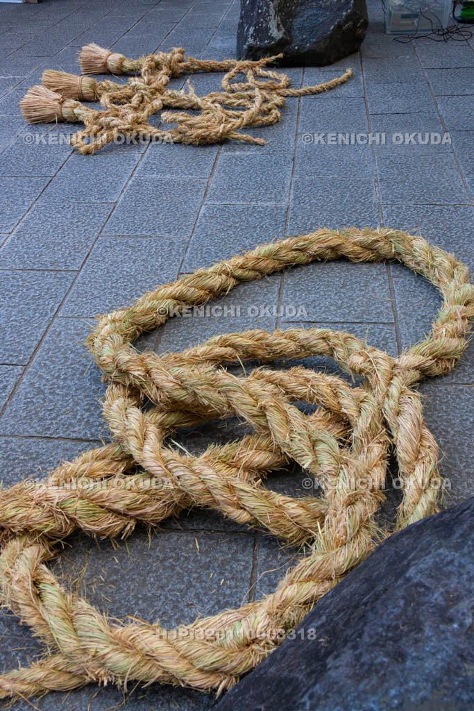 大阪府　枚岡神社　注連縄掛神事（お笑い神事）