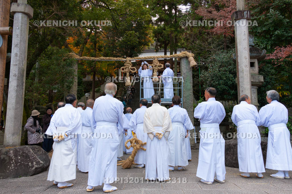 大阪府　枚岡神社　注連縄掛神事（お笑い神事）