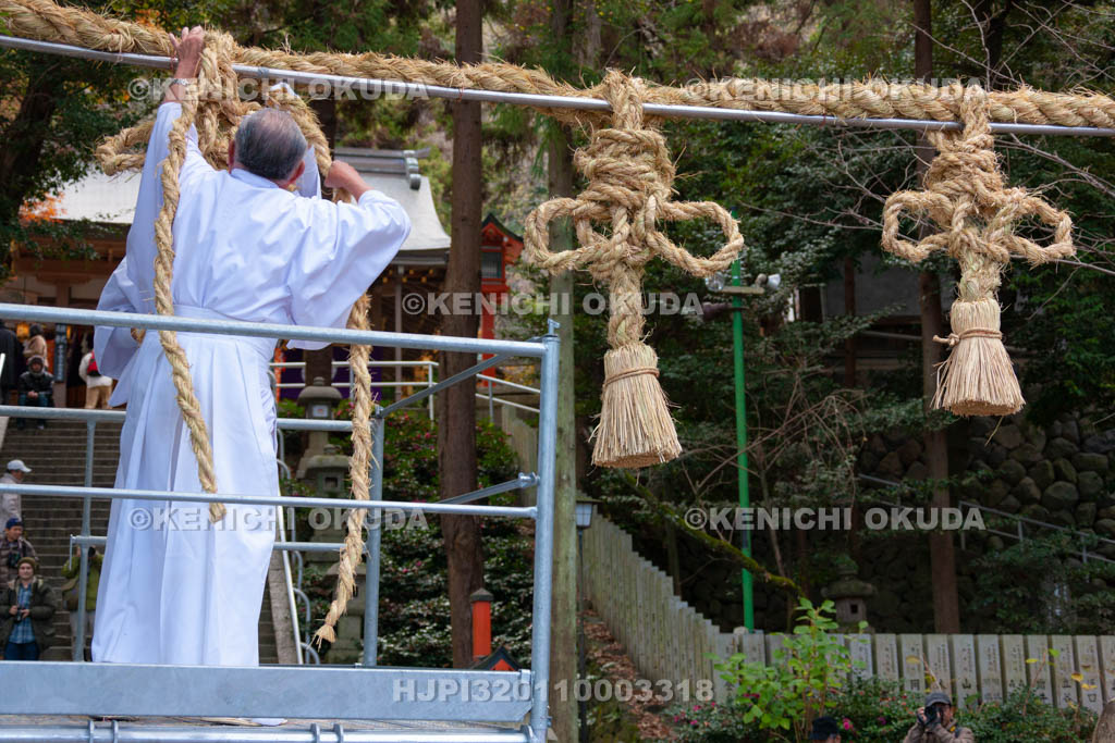 大阪府　枚岡神社　注連縄掛神事（お笑い神事）