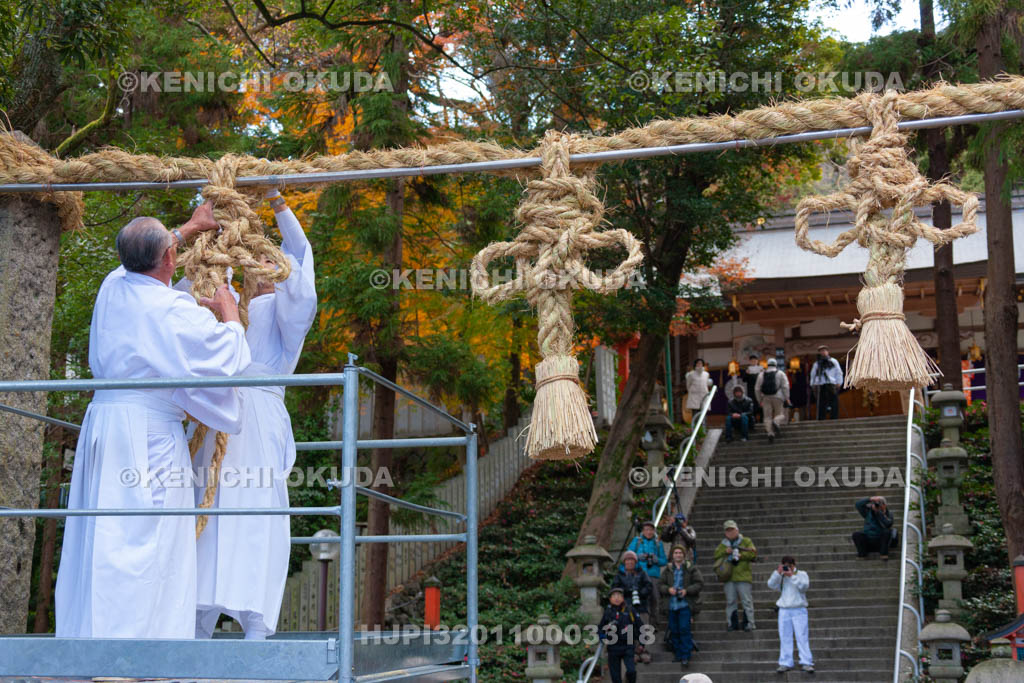 大阪府　枚岡神社　注連縄掛神事（お笑い神事）
