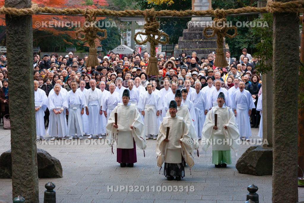 大阪府　枚岡神社　注連縄掛神事（お笑い神事）