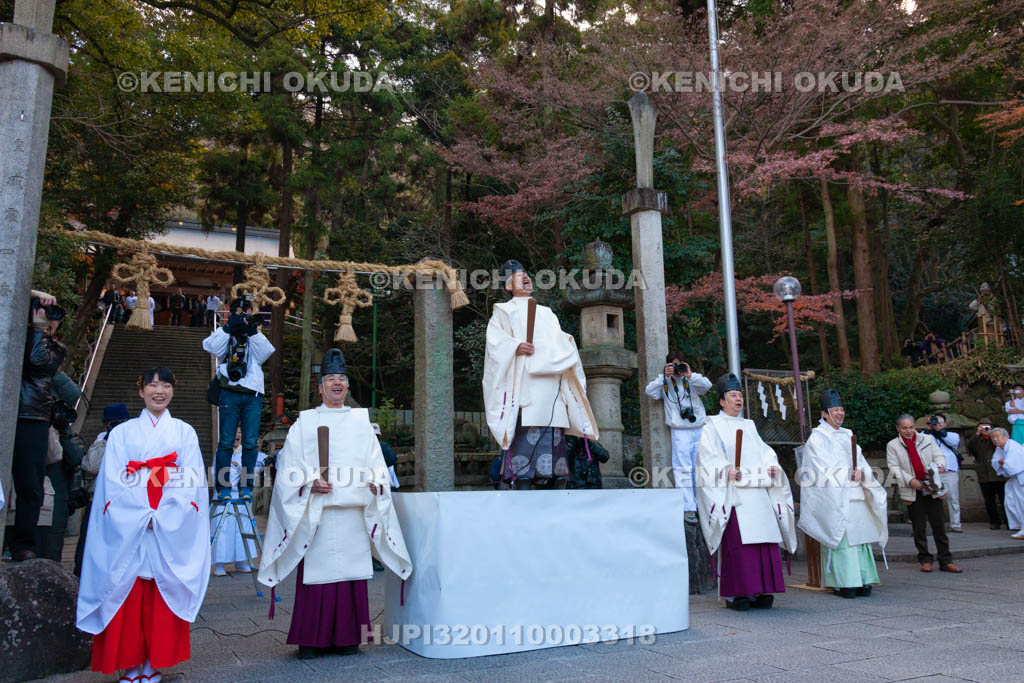 大阪府　枚岡神社　注連縄掛神事（お笑い神事）