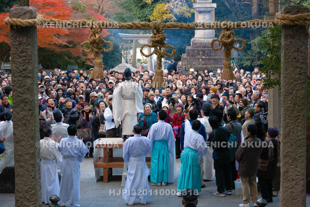 大阪府　枚岡神社　注連縄掛神事（お笑い神事）