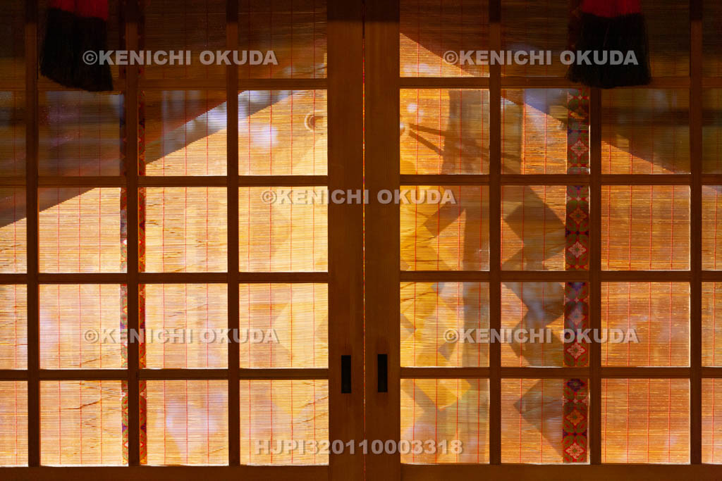 大阪府　枚岡神社　拝殿の扉と御幣　