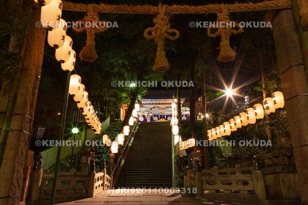 大阪府　夜の枚岡神社　節分祭の献灯と参道