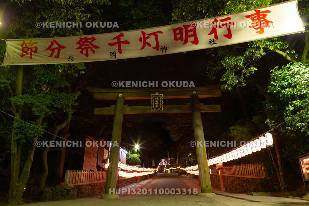 大阪府　夜の枚岡神社　節分祭の献灯と参道