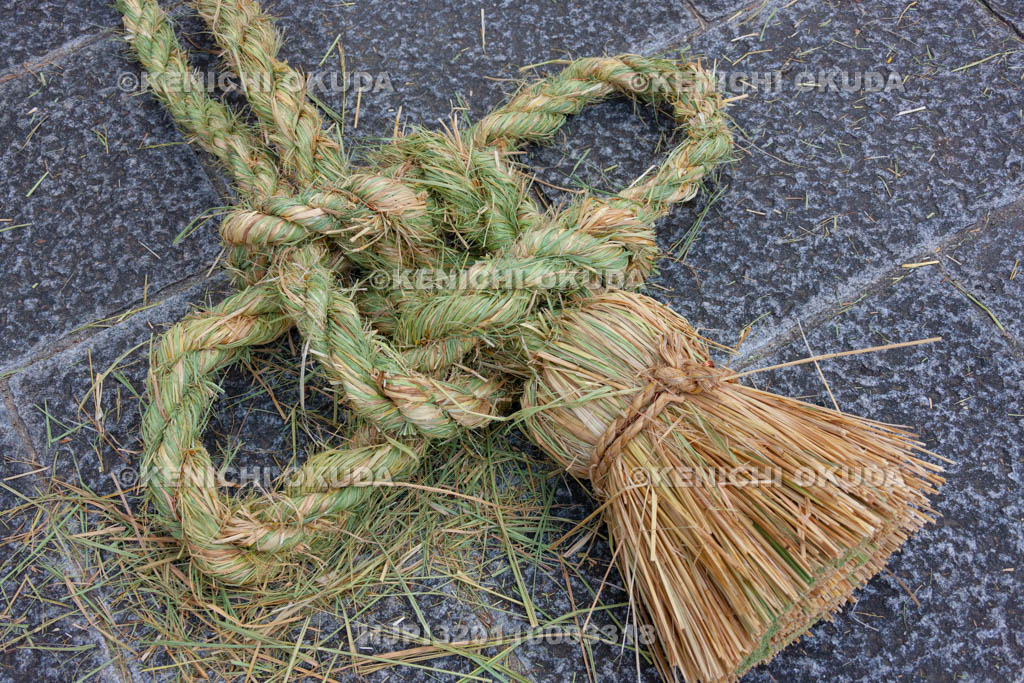 大阪府　枚岡神社　注連縄掛神事（お笑い神事）